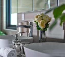 Photo lavabos salle de bain avec un bouquet de roses